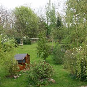 Vue sur le parc avec la cabane